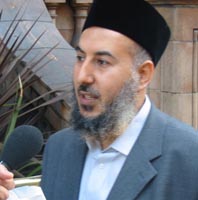 Yassir al-Sirri speaking to the media in London in 2003.